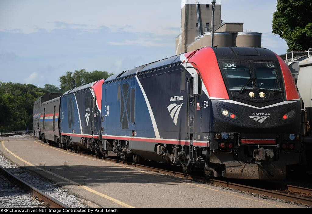 "Empire Builder" cruises east into the station